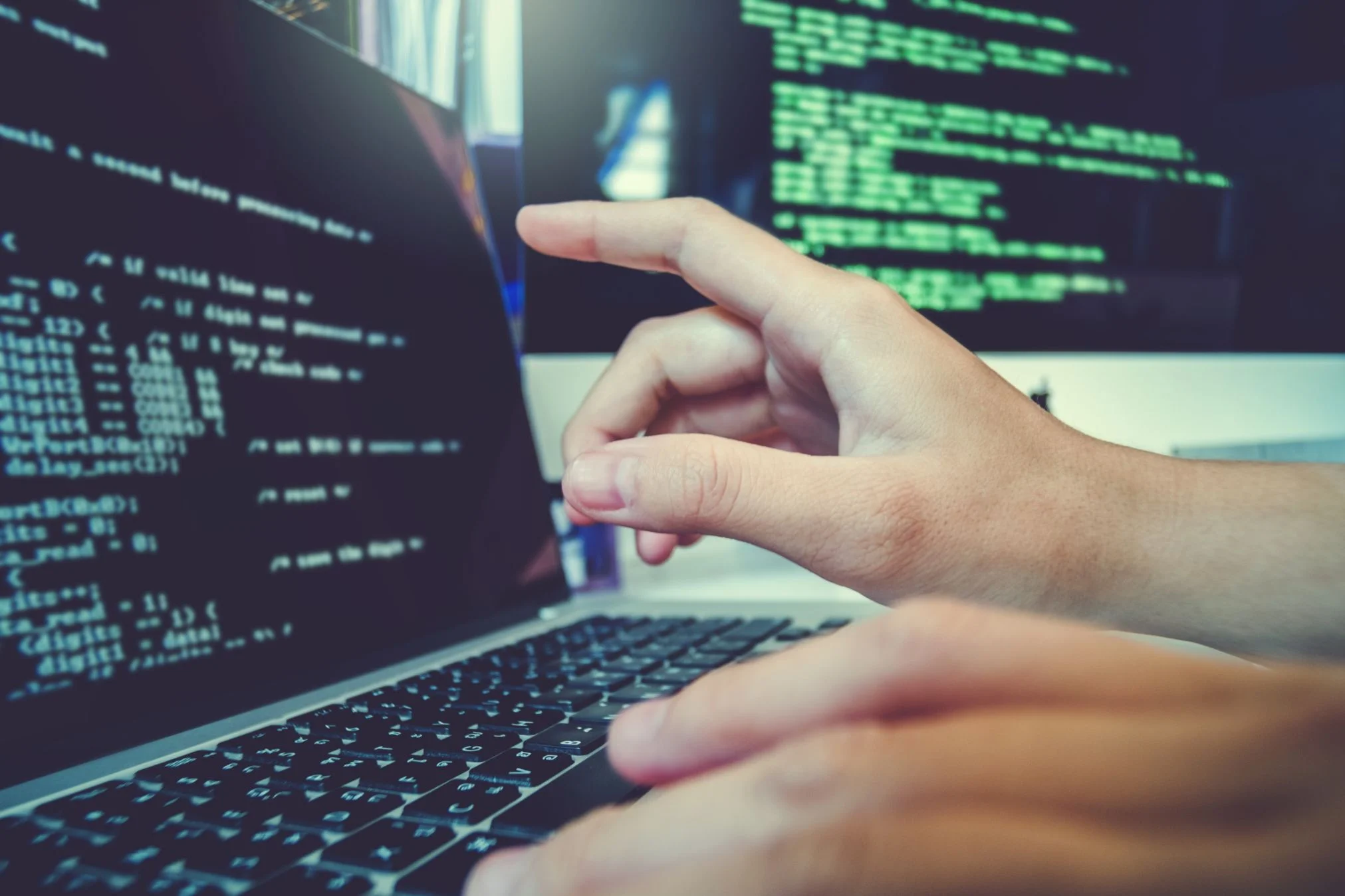 Desarrollo de software, dos computadoras realizando prácticas de codificación durante el desarrollo de software