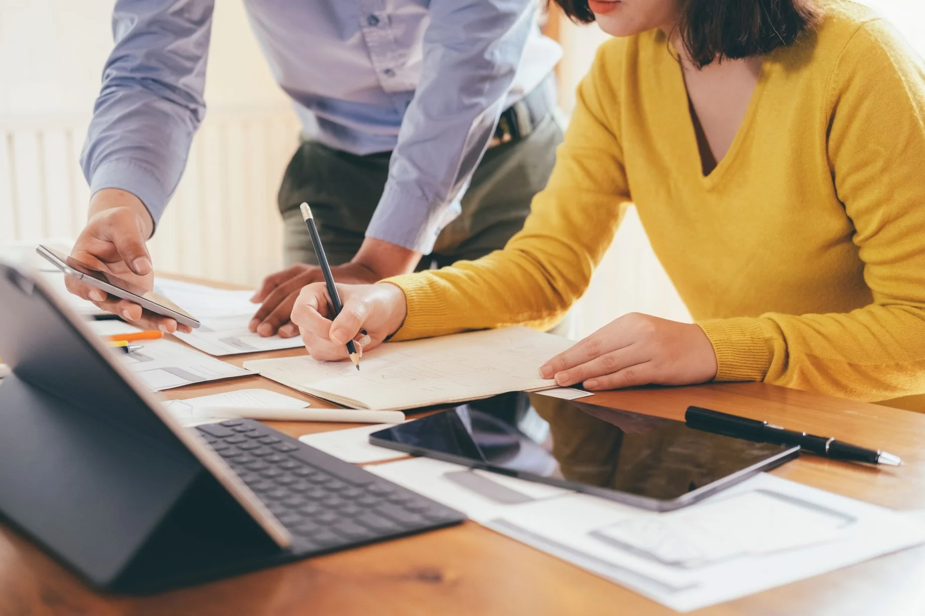 Desarrollo de software, dos programadores en la fase de diseño del ciclo de vida del software