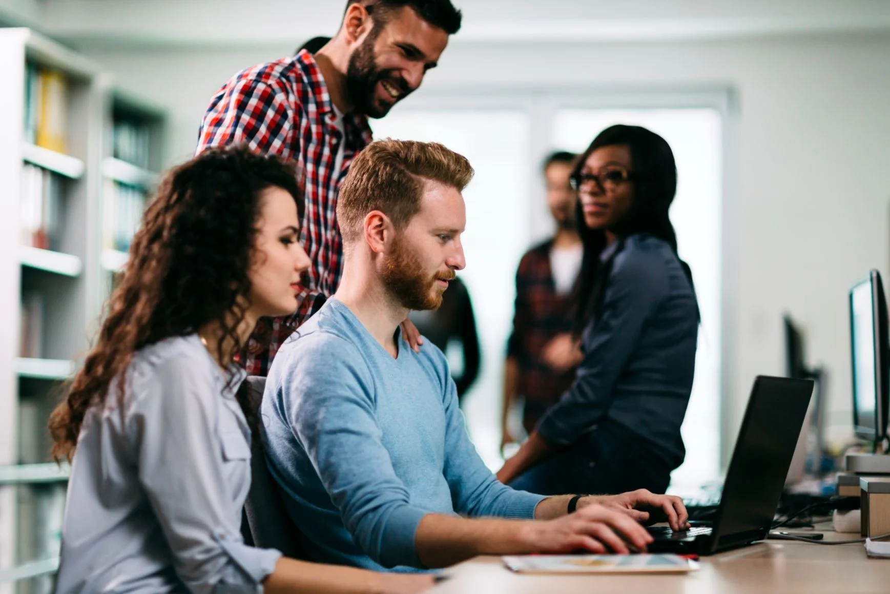 Desarrollo de software, un grupo de programadores realizando desarrollo de software