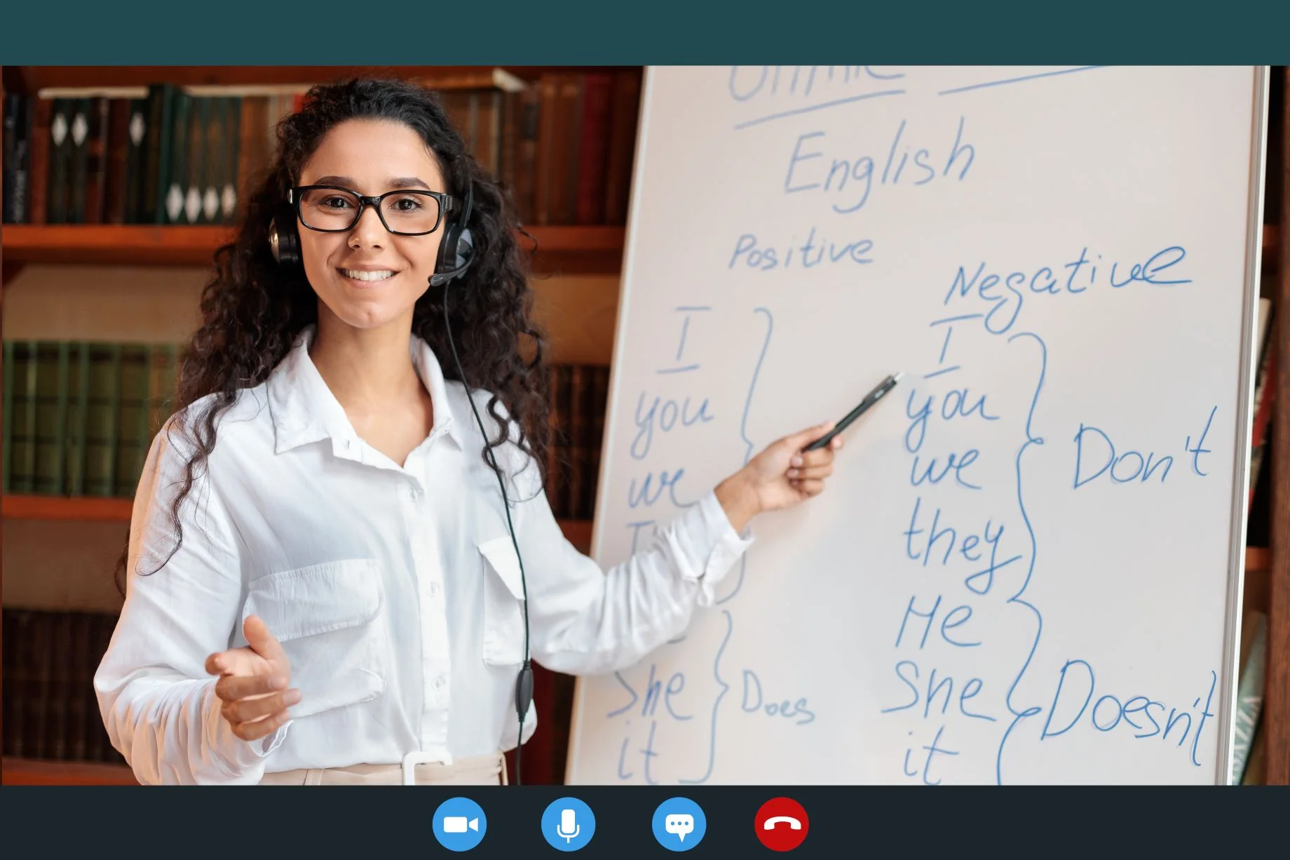 Plataforma e-learning, maestra dando su clase a través de una plataforma e-learning